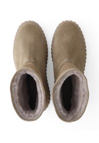Bruine suède enkellaarsjes met een zachte grijze bontvoering, een getextureerde rubberen zool en een ronde vorm. Geen zichtbare patronen of hardware-elementen.