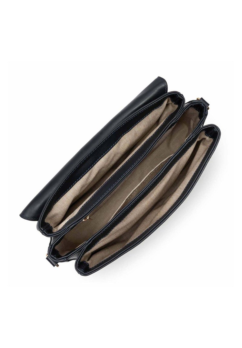 Schwarze Leder-Clutch mit drei Fächern, ausgestattet mit beigem Stofffutter und Akzenten aus goldfarbenem Metall. Schlanke, verlängerte Form.
