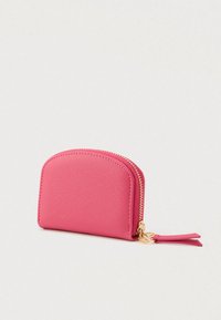 Portefeuille rose synthétique à fermeture éclair avec un dessus arqué, doté d'une fermeture éclair dorée et d'une languette décorative, texture lisse et coutures minimales.