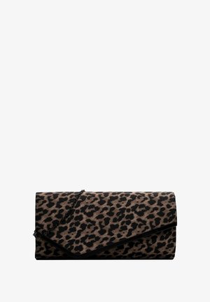 Väskan med leopardmönster har en mjuk textur, svarta accenter och en kedjeslinga. Rektangulär form med ett snedställt klaffstängning.