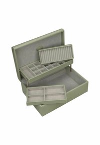 Boîte à bijoux verte avec un intérieur doux, comporte plusieurs compartiments, un porte-bague amovible et une finition extérieure lisse.