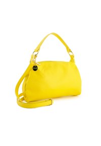 Sac à main en cuir jaune avec une finition texturée, fermeture zippée, poignée courte et une bandoulière ajustable. Équipé d'une étiquette de marque ronde accrochée.