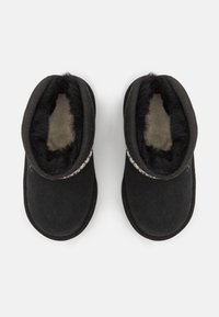UGG CLASSIC MINI CRESCENT UNISEX - Klasszikus bokacsizmák - black