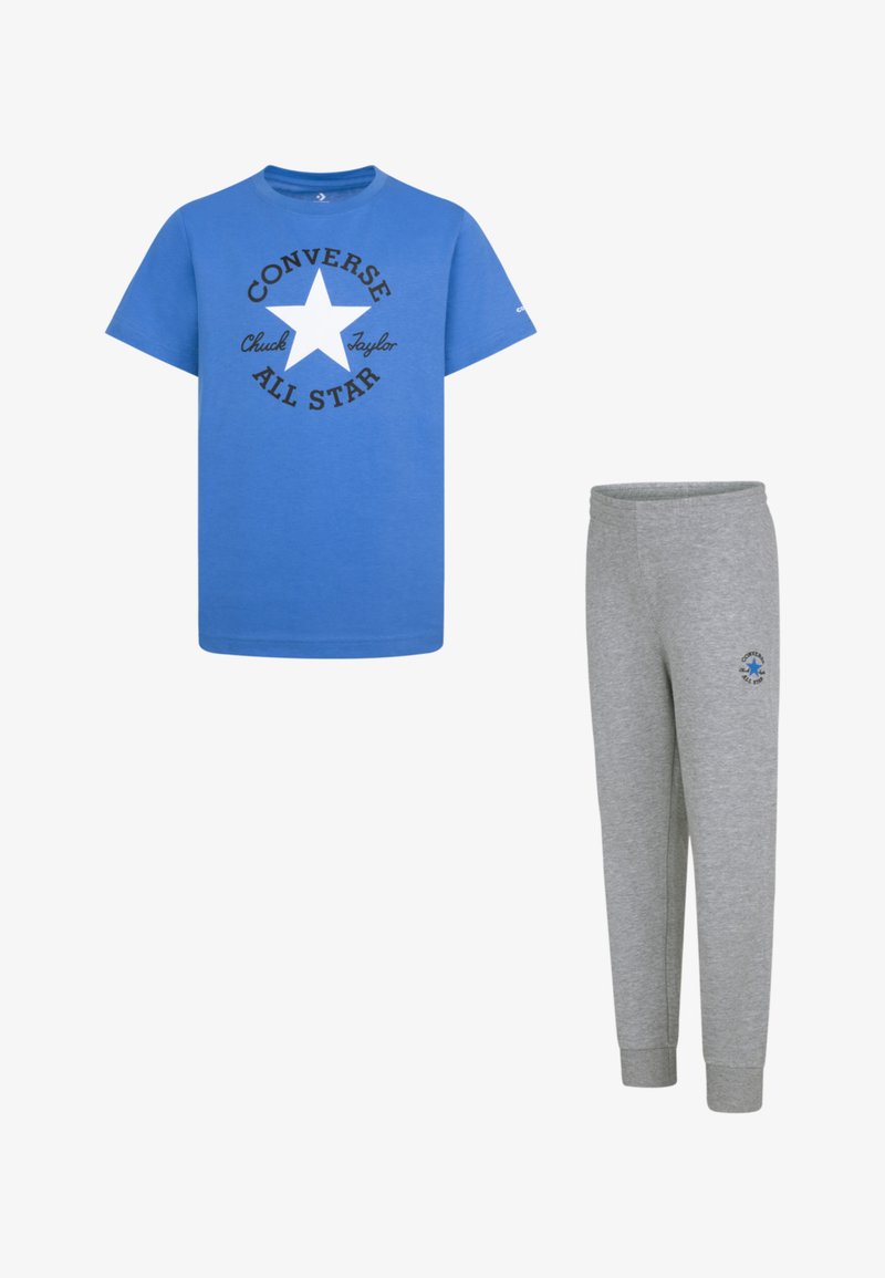 Modrá bavlněná tričko s černým potiskem "CONVERSE ALL STAR" a bílou hvězdou; šedé tepláky s logem, žebrovanými manžetami a měkkou texturou.
