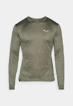 Pika-sleeve spordipluus oliivirohelises värvuses, valmistatud pehmest ja kergest kangast. Omab kerget läiget ja väikest valget logo rinnal.