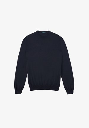 Ciemnoniebieski sweter z długimi rękawami, okrągłym dekoltem, żebrowanymi mankietami i dolnym brzegiem. Gładka tekstura, prosty wzór, bez zdobień i ornamentów.