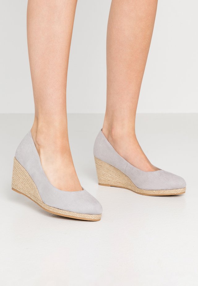 WIDE FIT CLOSED TOE WEDGE - Wedges - grey