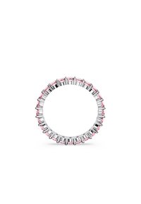 Hvitt gullring med en kontinuerlig rad av vekslende runde og baguette-skarpe rosa edelstener, polert finish, sirkulært design.