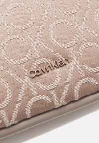 Calvin Klein REFINE - Rankinė - chanterelle mono jacquard