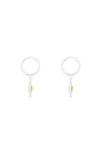 Pendientes de aro de plata con un diseño texturizado, que presentan un pequeño acento en oro en una pieza colgante. Forma circular y acabado pulido.