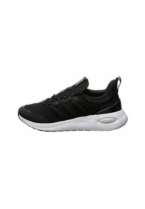 Czarne buty sportowe z przewiewną cholewką, białą wyściełaną podeszwą i teksturowanymi akcentami. Posiadają fason wsuwany i solidne wsparcie pięty.