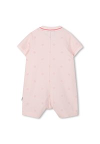 Combi-short rose clair à manches courtes en coton doux, présentant un motif répété subtil, une fermeture à pression et un contraste de bordure rose au niveau de l'encolure.