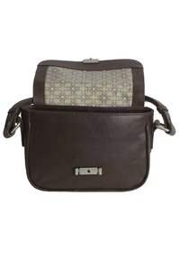 Borsa in pelle marrone con una patta leggera e decorata da motivi a stella. Presenta una chiusura in metallo argentato e una tracolla regolabile.