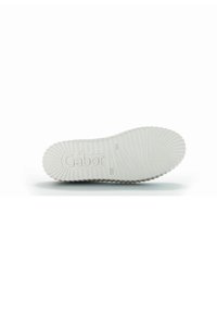 Bílá gumová podrážka sportovní obuvi s texturovanými rýhami a logem "Gabor". Obsahuje světelné vzory a mírné zakřivení. Čistý, minimalistický design.