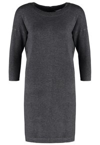 Robe en tricot grise avec des manches trois-quarts, un col arrondi et une coupe décontractée. Texture lisse et conception à hauteur de genoux sans embellissements supplémentaires.