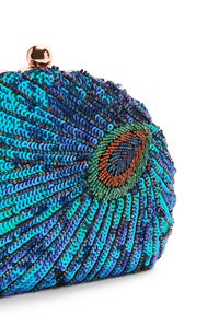 Borsa a mano con perline decorata con paillettes blu e verdi disposte in un design a piuma di pavone, con una chiusura metallica e dettagli intricati.