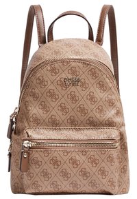 Ruskea Guess-reppu, jossa on monogrammikuosi, etutasku vetoketjulla, kaksi olkahihnaa ja yläkahva.