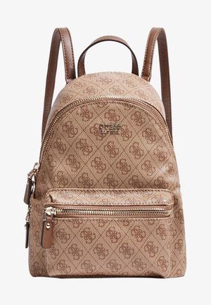 Zaino marrone Guess con motivo monogram, tasca frontale con zip, due spallacci e una maniglia superiore.
