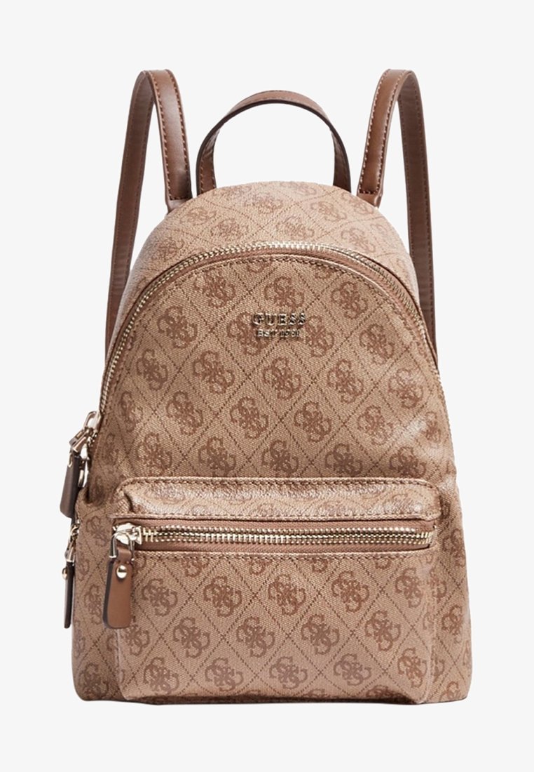 Ruskea Guess-reppu, jossa on monogrammikuosi, etutasku vetoketjulla, kaksi olkahihnaa ja yläkahva.