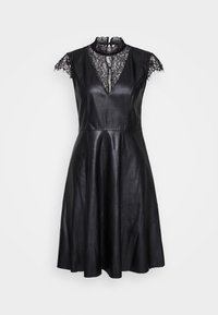 Schwarzes Lederkleid mit Spitzenverzierung am Ausschnitt, kurzen Ärmeln und einem taillierten Oberteil, das in einen skaterstiligen Rock ausläuft.