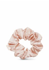 Satynowa gumka do włosów w delikatnym różowym kolorze; gładka faktura, zebrany fason, okrągły kształt z subtelnym połyskiem, z małą metką.