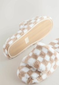Papuci pufoși cu un model în carouri bej și alb, având o talpă de cauciuc texturată pentru aderență și confort.