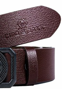 Leren riem in donker bordeaux met een gestructureerd oppervlak. Voorzien van een opvallende octagonale zwarte metalen gesp met een patroon.