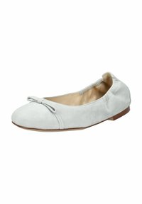 Ballet flat de ante gris claro con punta redondeada, cuello elástico y un lazo decorativo en la parte delantera. Suela plana con sutilezas de costura.