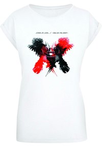 Weißes Baumwoll-T-Shirt mit rundem Halsausschnitt und kurzen Ärmeln. Es zeigt eine zentrale Grafik von schwarzen und roten Federn, die eine 'X'-Form bilden.