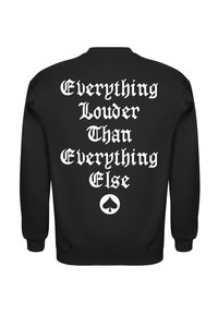 Sort sweatshirt med hvid tekst, der står "Everything Louder Than Everything Else" med et spade logo nederst.