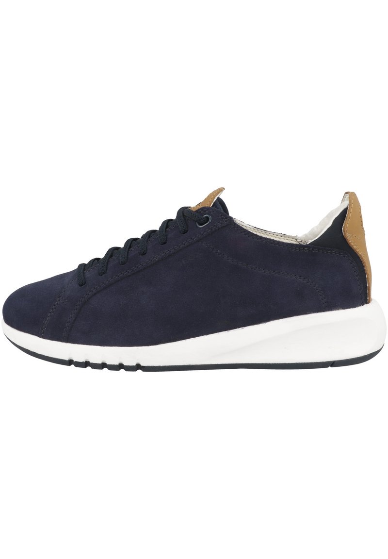 Sneaker basse in suede blu navy con lacci neri, suola bianca e dettagli in pelle marrone sul tallone. Texture liscia e design a punta rotonda.