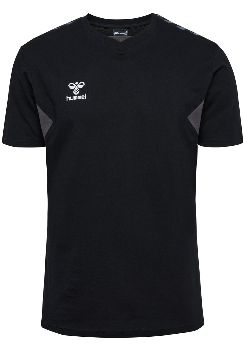 Svart T-shirt i bomull med V-hals och subtila grå detaljer på axlarna. Hummel-logotypen visas på framsidan.