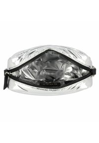Zilveren metallic ritszak met een glanzend, glad oppervlak en een contrasterende zwarte rits. De binnenkant heeft een reflecterende afwerking.