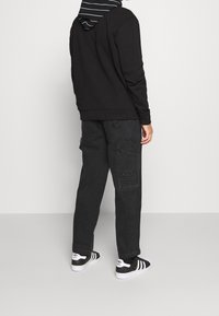 Karl Kani Felpa con cappuccio - black
