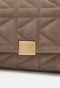 Borsa in suede marrone con design a diamanti trapuntato, dotata di una chiusura quadrata in tono oro che mostra il logo "Karl Lagerfeld".