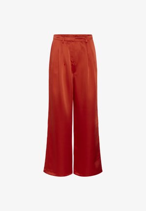 Hlače širokega kroja iz svetle rdeče satenske tkanine, z dekorativnimi gubami spredaj, visokim pasom in gladko teksturo. Brez vidnih kovinskih delov ali vzorcev.