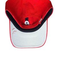 Rote Baseballkappe auf links gedreht, zeigt das weiße Untervisier mit einem kleinen Baseballgrafikaufkleber auf der linken Seite.