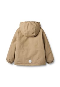 Beżowa kurtka z kapturem wykonana z lekkiego materiału, z elastycznymi mankietami i okrągłą naszywką z logo na plecach. Gładka faktura i luźny krój.
