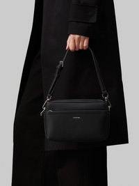Calvin Klein MUST CONVERTIBLE CAMERA BAG - Torba preko tijela - black