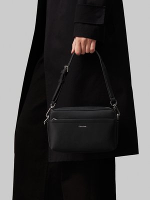 Calvin Klein MUST CONVERTIBLE CAMERA BAG - Cross body bag - black