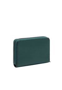Portfel ze skóry w kolorze morskim, o gładkiej fakturze, z zapięciem na suwak i kontrastującymi przeszyciami. Kompaktowy, prostokątny kształt z bezszwowym wykończeniem.
