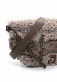Borsa a tracolla marrone con tessuto testurizzato e pelo e accenti in pelle. Presenta una chiusura a zip e cuciture in contrasto lungo i lati.
