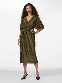 Olivenfarget, knelangt kjole med innpakningsdesign, korte vide ermer og belteknyting. Den strukturerte stoffet har et subtilt sikksakkmønster.