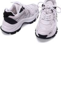 Scarpe sportive bianche con superiore in rete, accenti neri, chiusura con lacci e suola in gomma nera rugged. Presenta pannelli testurizzati e un tallone di supporto.