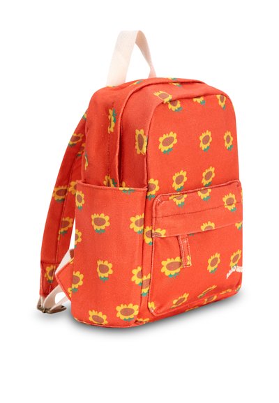 Sac à dos orange avec un motif floral comportant des tournesols jaunes. Fabriqué en tissu, il possède une poche avant et des bretelles ajustables. Design compact.