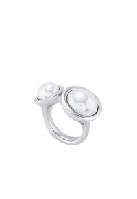 Anillo de plata que presenta dos esferas blancas brillantes engastadas en bezels circulares. Superficie lisa con un diseño contemporáneo y minimalista.