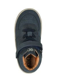 Marineblauwe sneaker met een gladlederen bovenwerk, geperforeerde neus, veters en een klittenbandsluiting. Crèmekleurige rubberen zool. Van binnen is het voorzien van een oranje voering.
