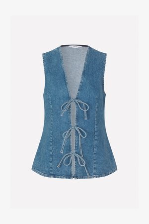 Vest din denim cu decolteu în V, cu șnururi în față și o siluetă ajustată. Are o culoare albastră deschisă și o textură netedă. Fără mâneci.