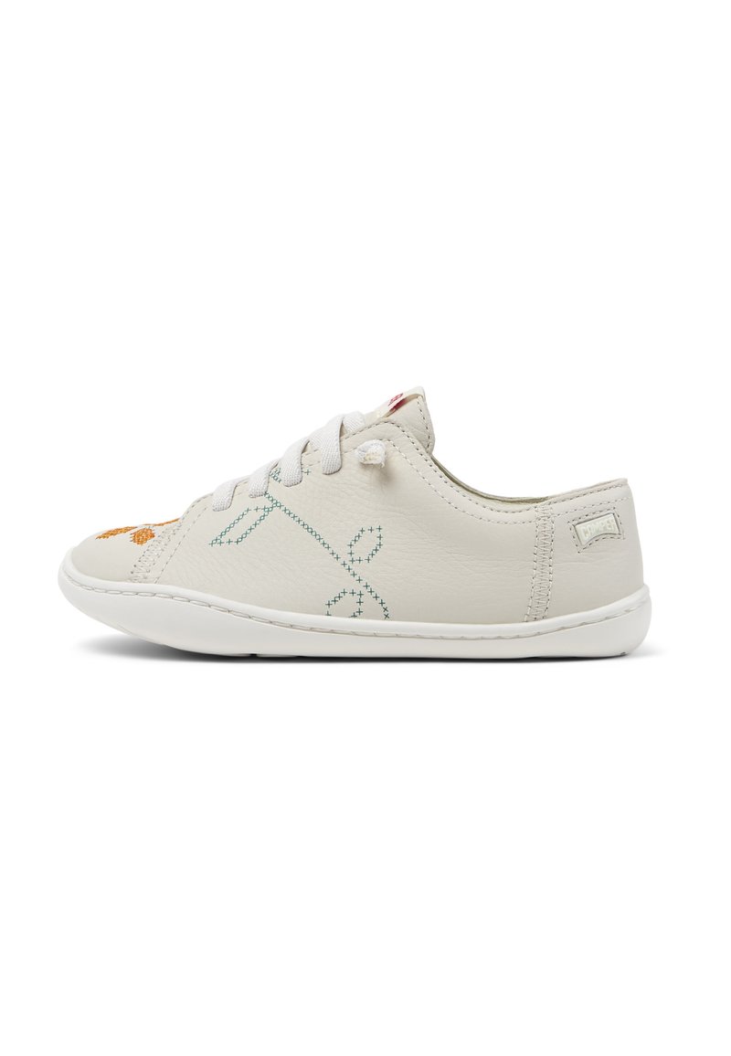 Sneakers bianchi in pelle con punta tonda, design con lacci, ricami floreali decorativi in verde e arancione, e suola in gomma bianca.