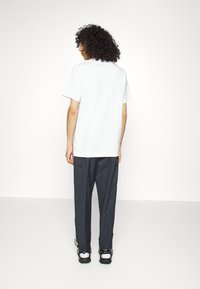 Nike Sportswear REPEAT - Cargobyxor - black/white